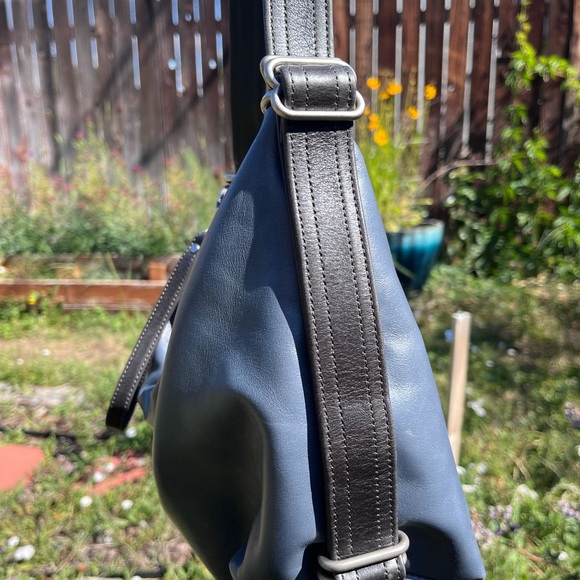 Elegant Rough & Tumble Blue Leather Duffel Bag - Picture 6 of 7